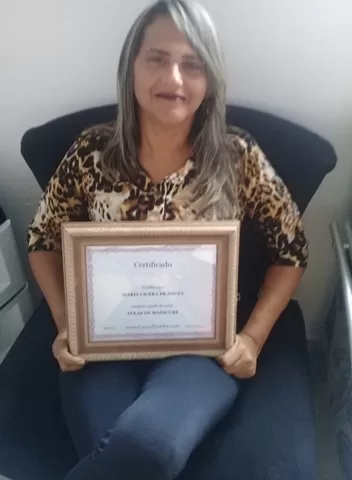 aluna com certificado 
